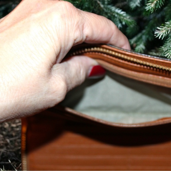 Michael Kors Beige Coated Canvas Hamilton Zip Around Wallet - EUC - Picture 6 of 6